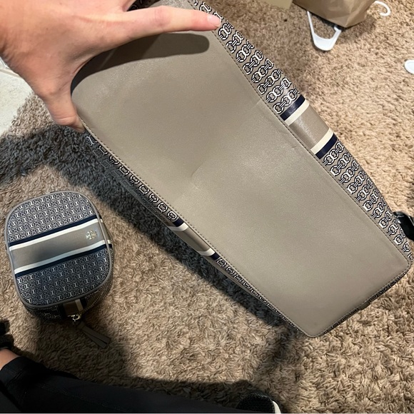 Tory Burch Tote Bag and matching pouch - Picture 3 of 11